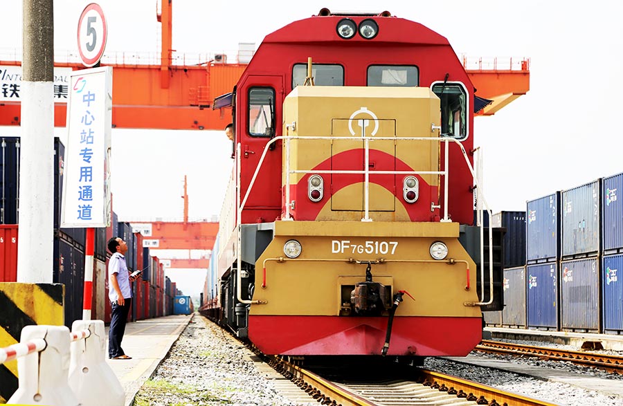 2014-08-30-首趟整車進(jìn)口班列抵達(dá)團(tuán)結(jié)村鐵路口岸，80輛奔馳、寶馬、大眾.jpg